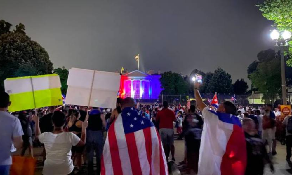 Cubans Hold Candlelight Vigil Outside White House to Commemorate Island’s 26th of July Events, Urge Biden to Do More